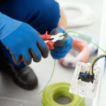 El sector de las instalaciones eléctricas y electrónicas en Valencia enfrenta una escasez de profesionales y un cambio en la participación femenina